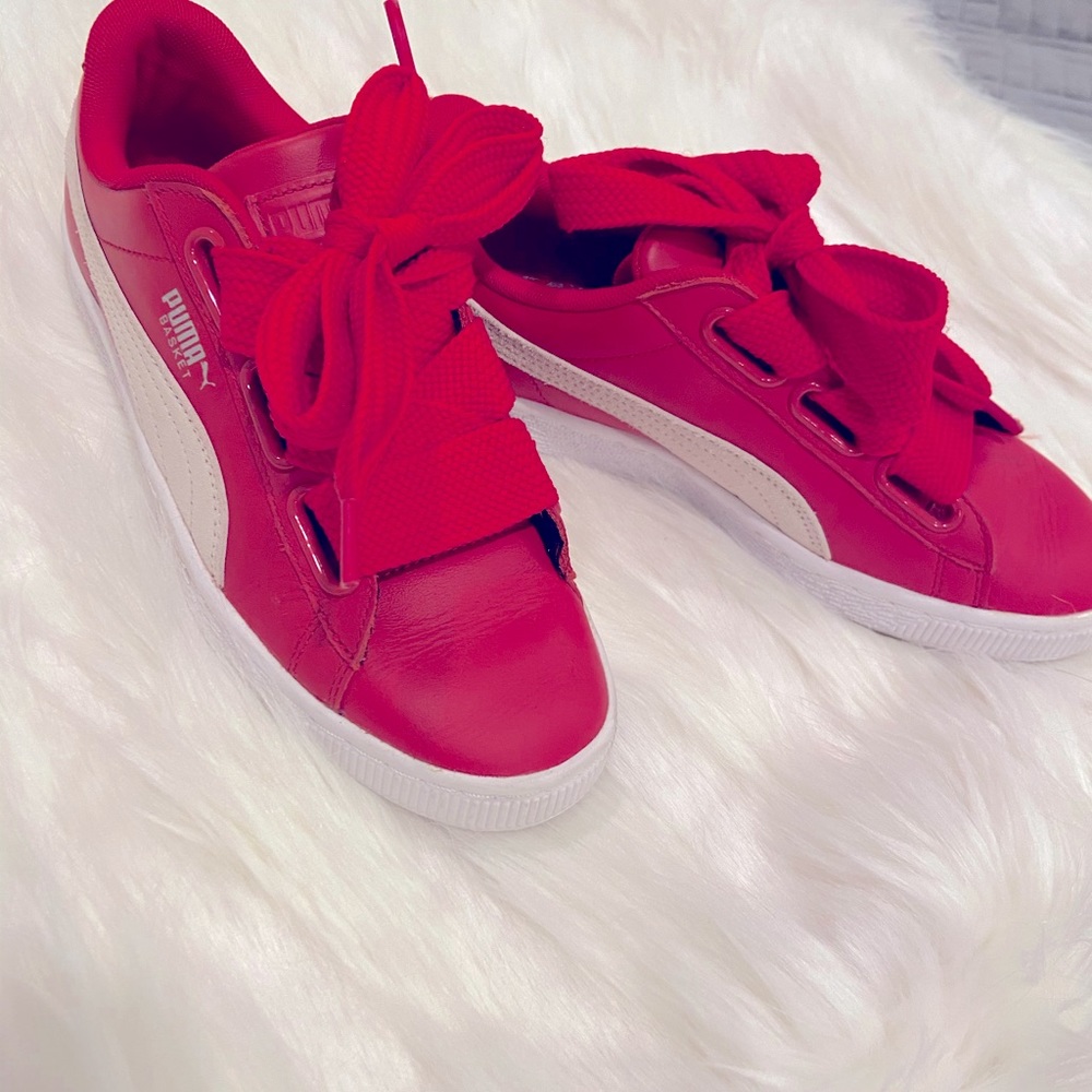 PUMA WOMENS BASKET HEART DE LEATHER SKATE SNEAKERS